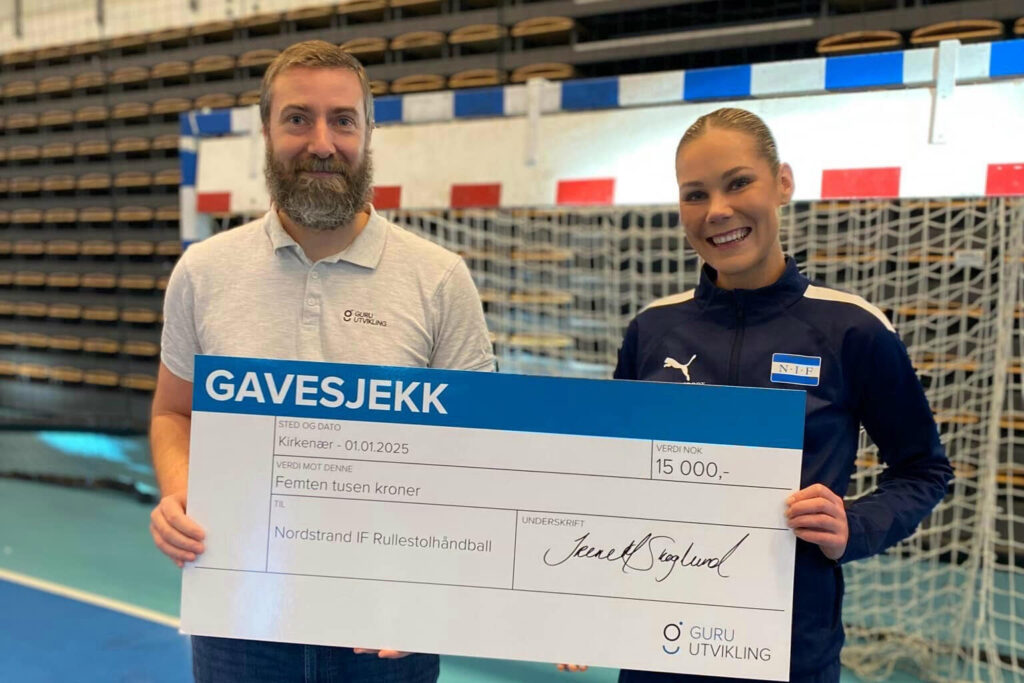 Steffen Aaserud hos Guru Utvikling overrekker gavesjekk til Helene Utgård hos Nordstrand IF rullestolhåndball