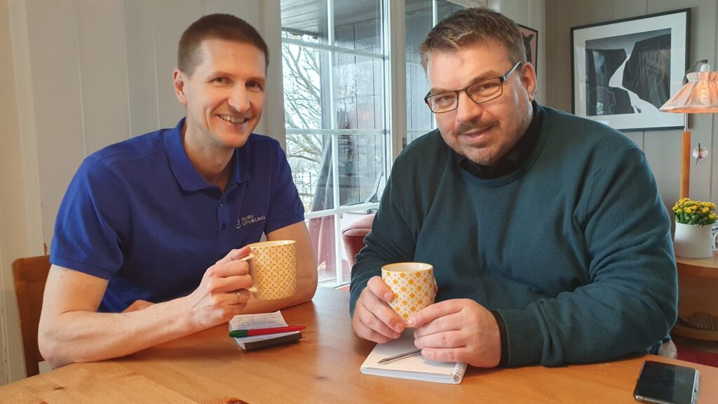Rune Skasberg og Robert Bekkesletten med kaffekoppen