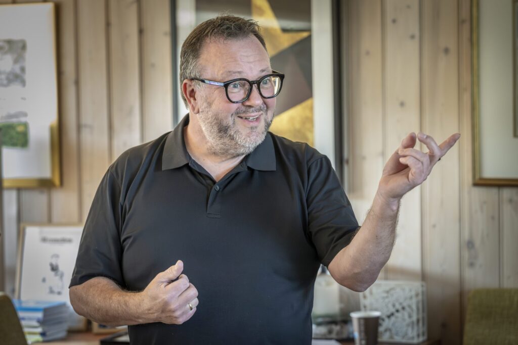 Designer i Guru jobber med visuell identitet