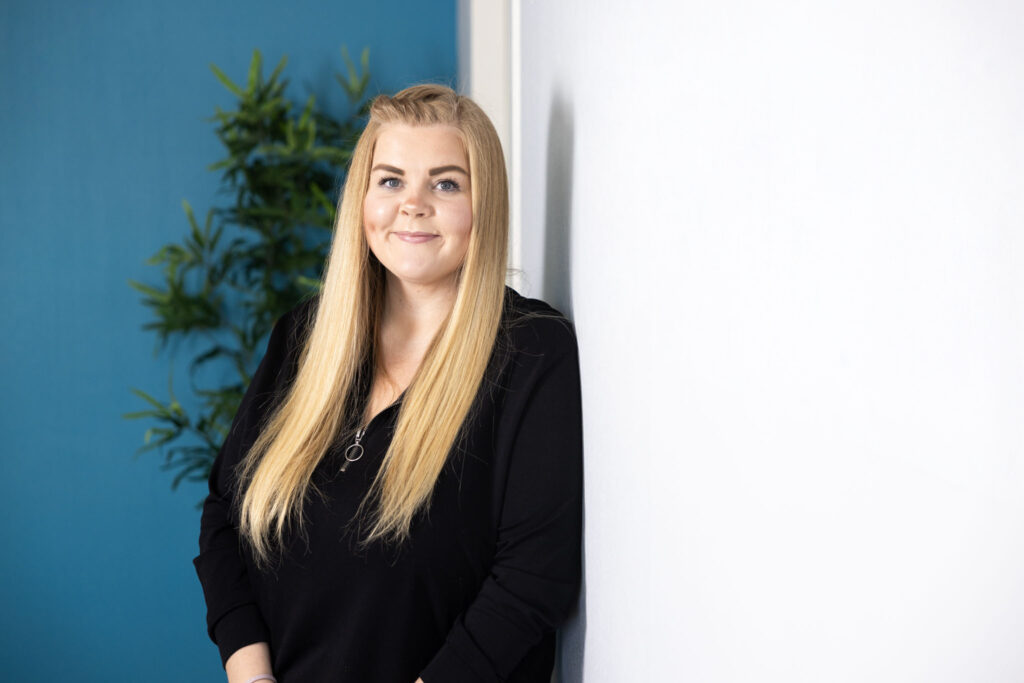 Kaia i Guru jobber med annonsedesign